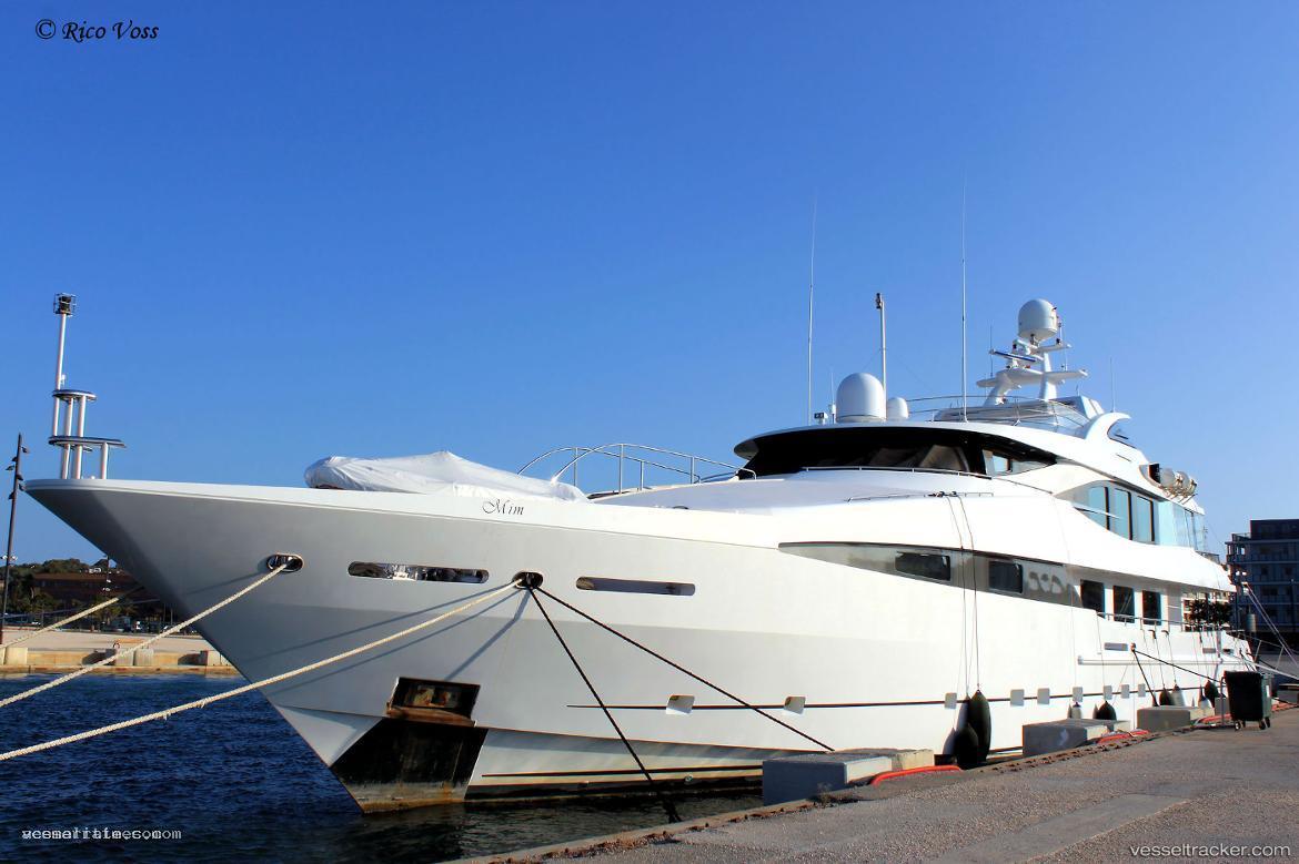 La-Tania - Service Ship vessel registered in Cayman Islands