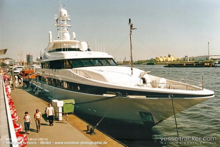 Kisses - Service Ship vessel registered in Cayman Islands