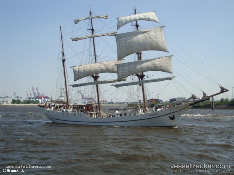 Mes-Amis - Service Ship vessel registered in Cayman Islands