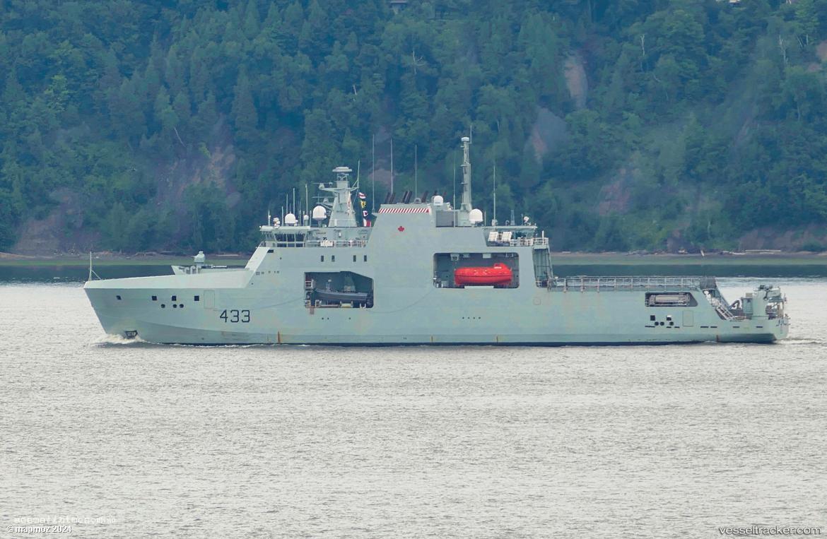 Cdn-Warship-433 - Patrol Vessel vessel registered in Canada