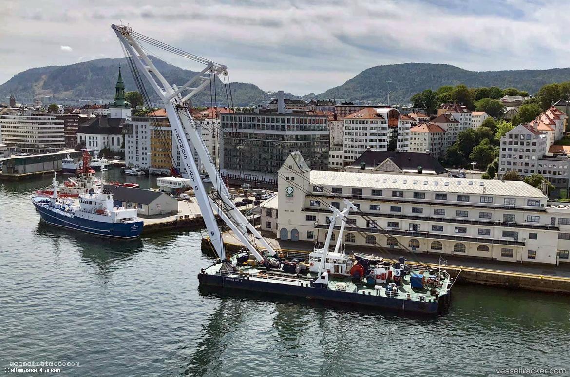 Tronds-Lift-8 - Crane Ship vessel registered in Norway