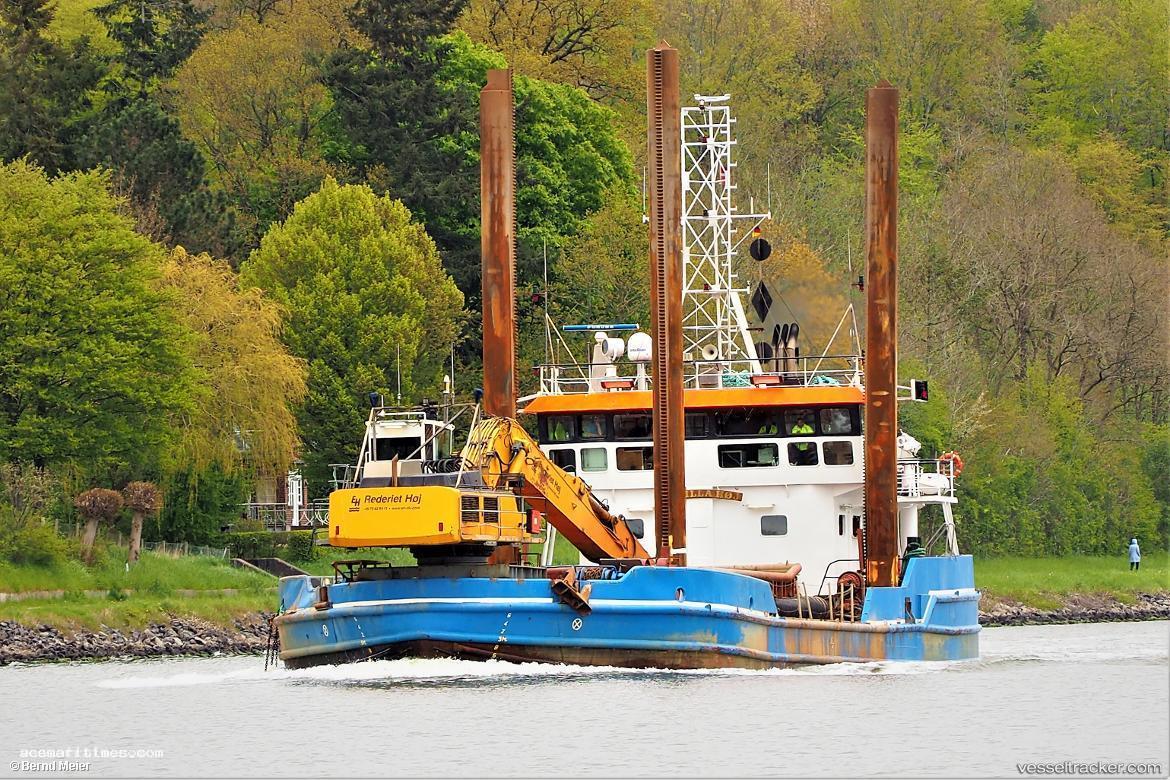 Camilla-Hoej - Dredger vessel registered in Denmark