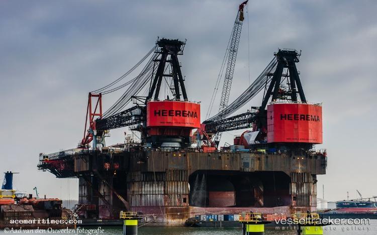 Balder - Crane Ship vessel registered in Panama