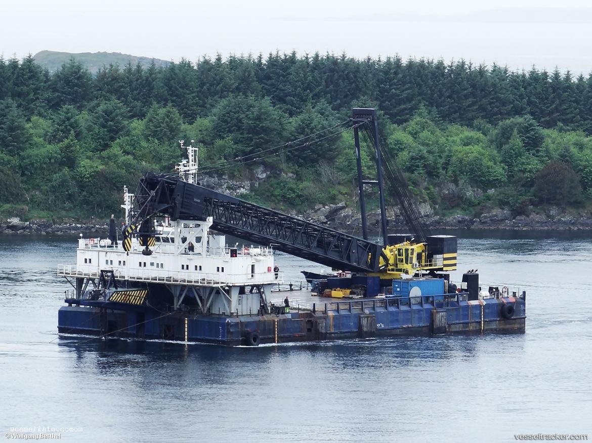 Tronds-Lift-6 - Crane Ship vessel registered in Norway