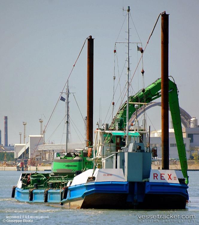 Rex-Ii - [service_ship.split_hopper_barge] vessel registered in Italy