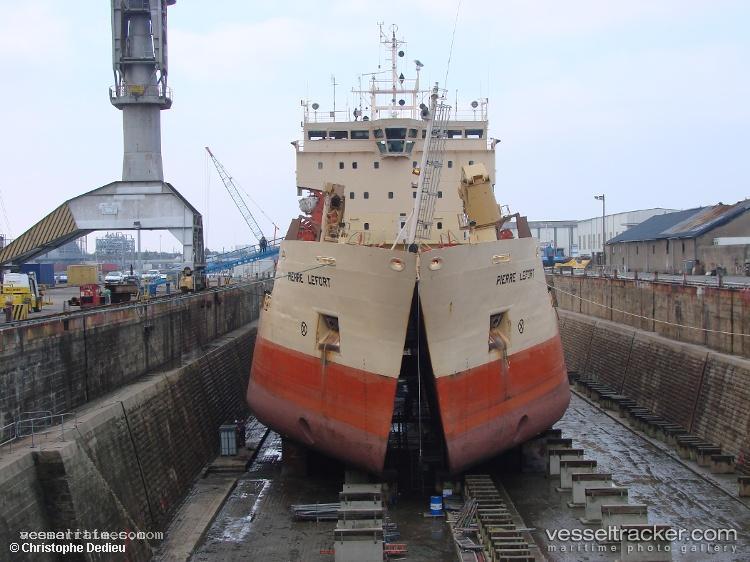 Inai-Tecoma - Hopper Dredger vessel registered in Malaysia