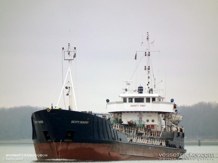Primus-Light - Oil Products Tanker vessel registered in Singapore