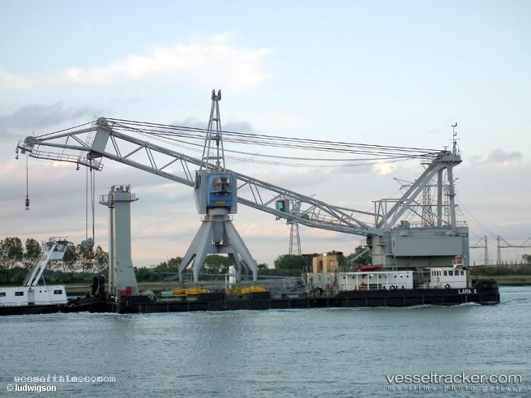 Lara-1 - Crane Ship vessel registered in Panama