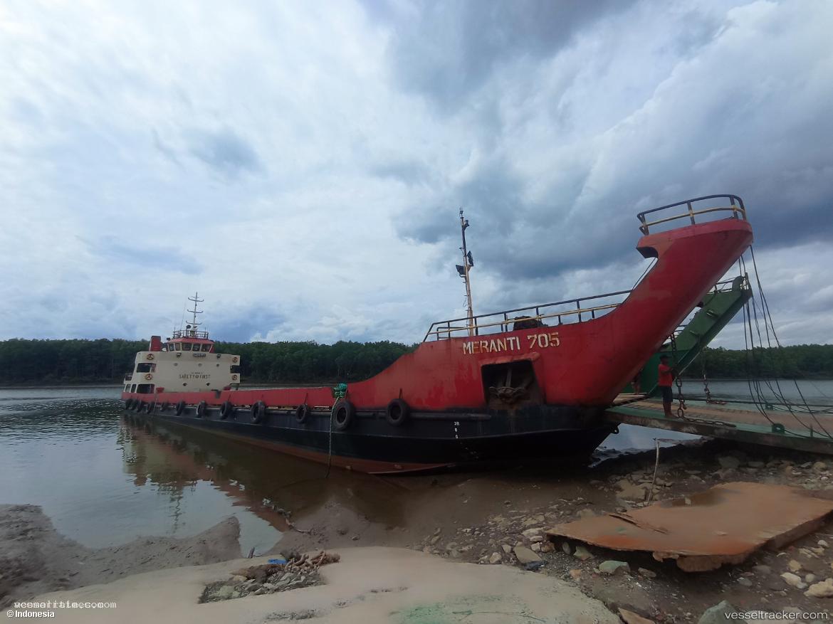 Lct-Meranti-705 - Other vessel registered in Indonesia