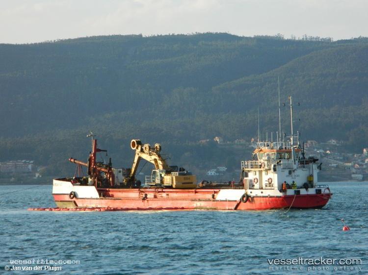 Omvac-Ocho - Hopper Dredger vessel registered in Spain