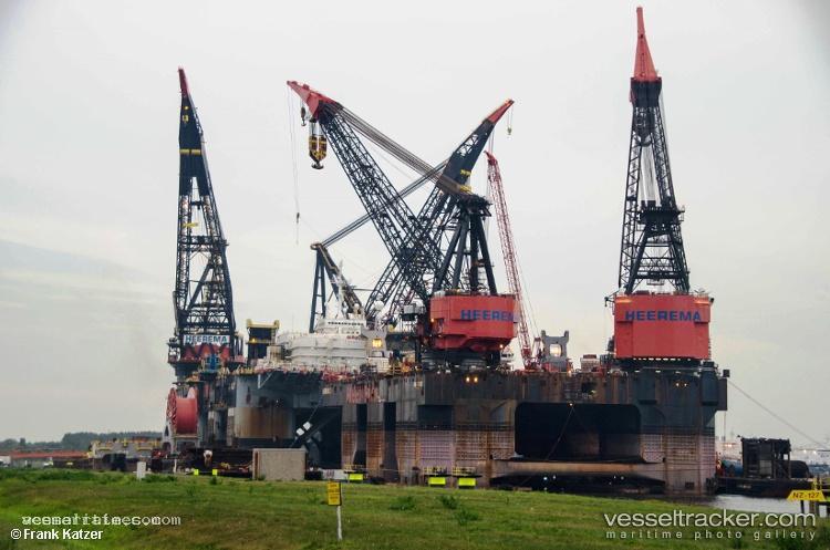 Thialf - Service Ship vessel registered in Panama