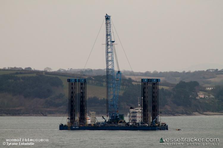 Razeen1 - Service Ship vessel registered in United Arab Emirates