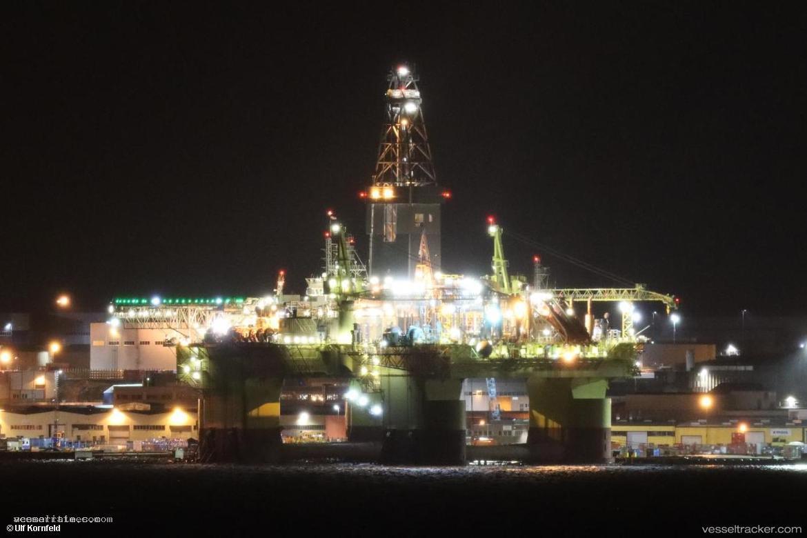 Cosl-Innovator - Service Ship vessel registered in Singapore
