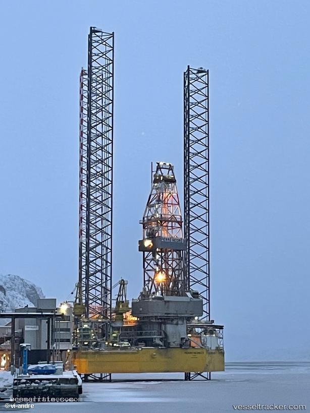 Perro-Negro-8 - Hopper Dredger vessel registered in Bahamas