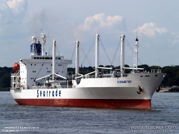 Runaway-Bay - Refrigerated Cargo Ship vessel registered in Bahamas