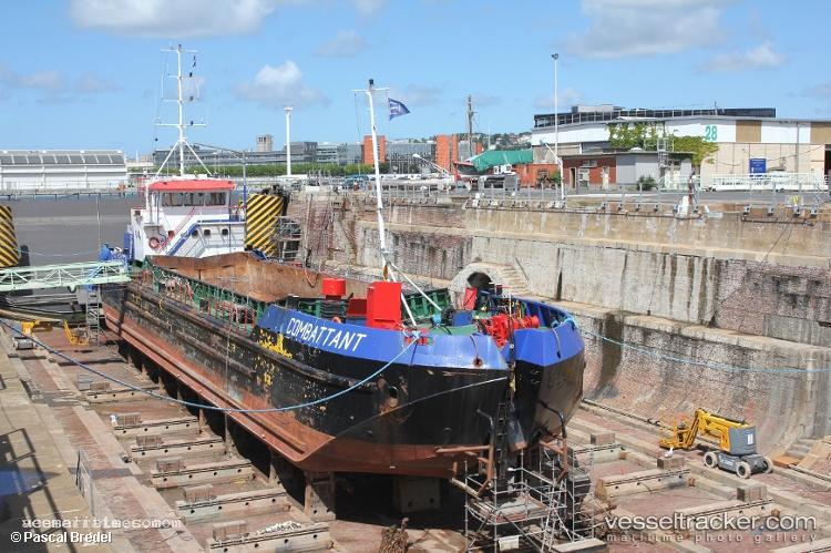 Combattant - Service Ship vessel registered in France