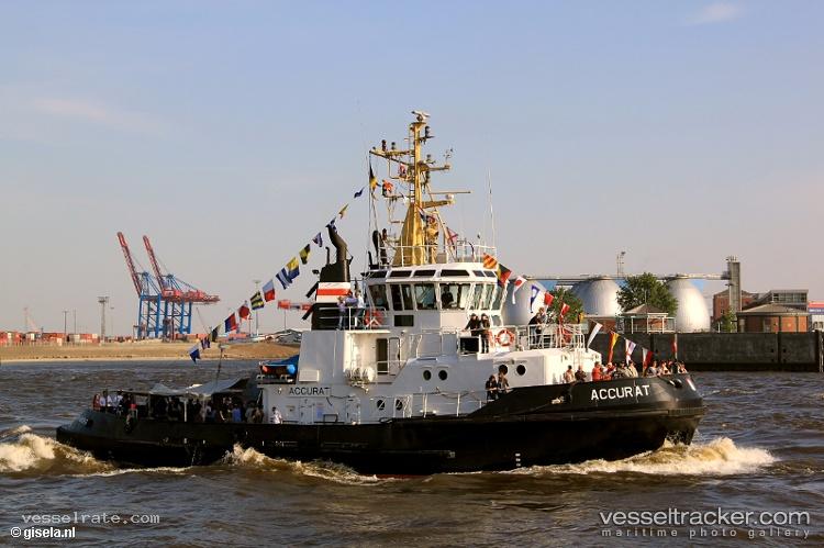 Bremen - Tug vessel registered in Italy