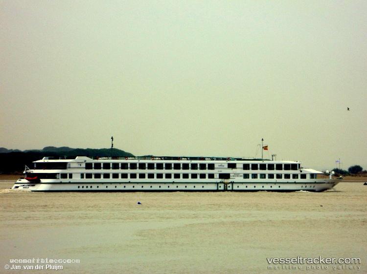 La-Belle-De-Cadix - Cruise Ship vessel registered in Belgium