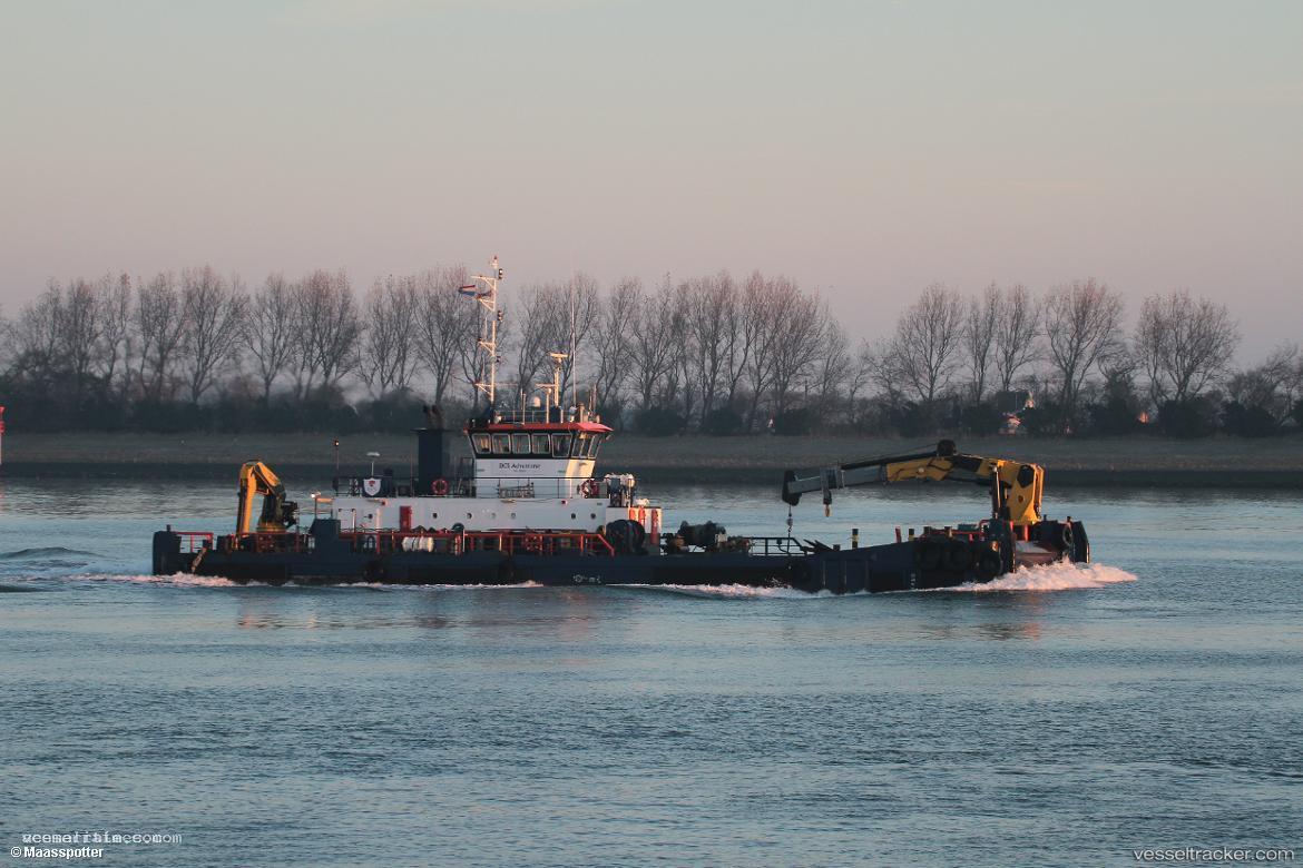 Q-adventurer - Utility Vessel vessel registered in Tuvalu