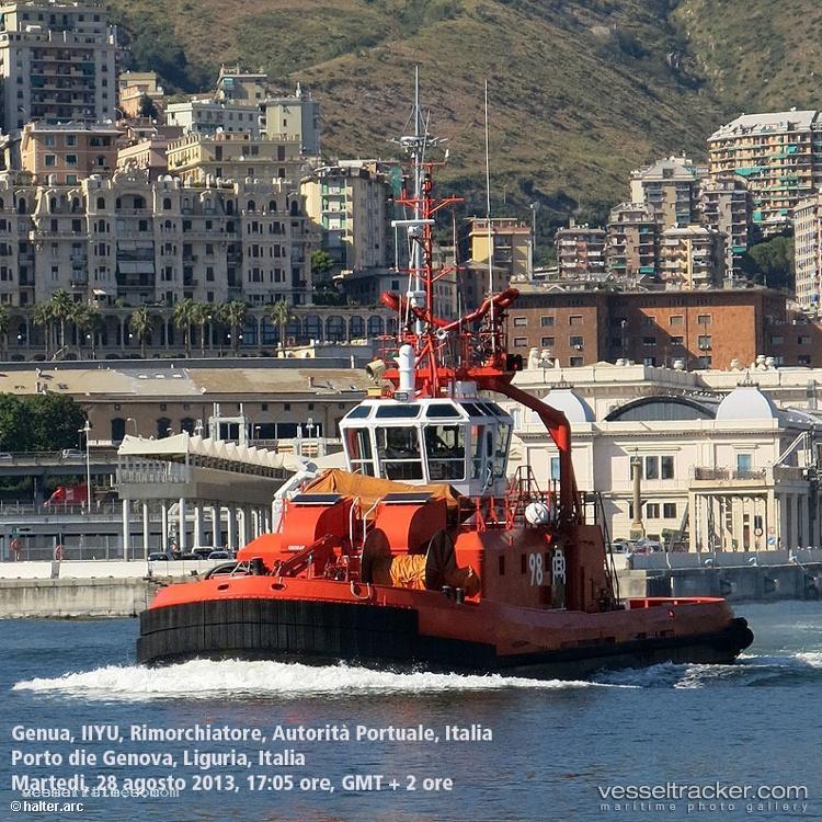Genua - Tug vessel registered in Italy