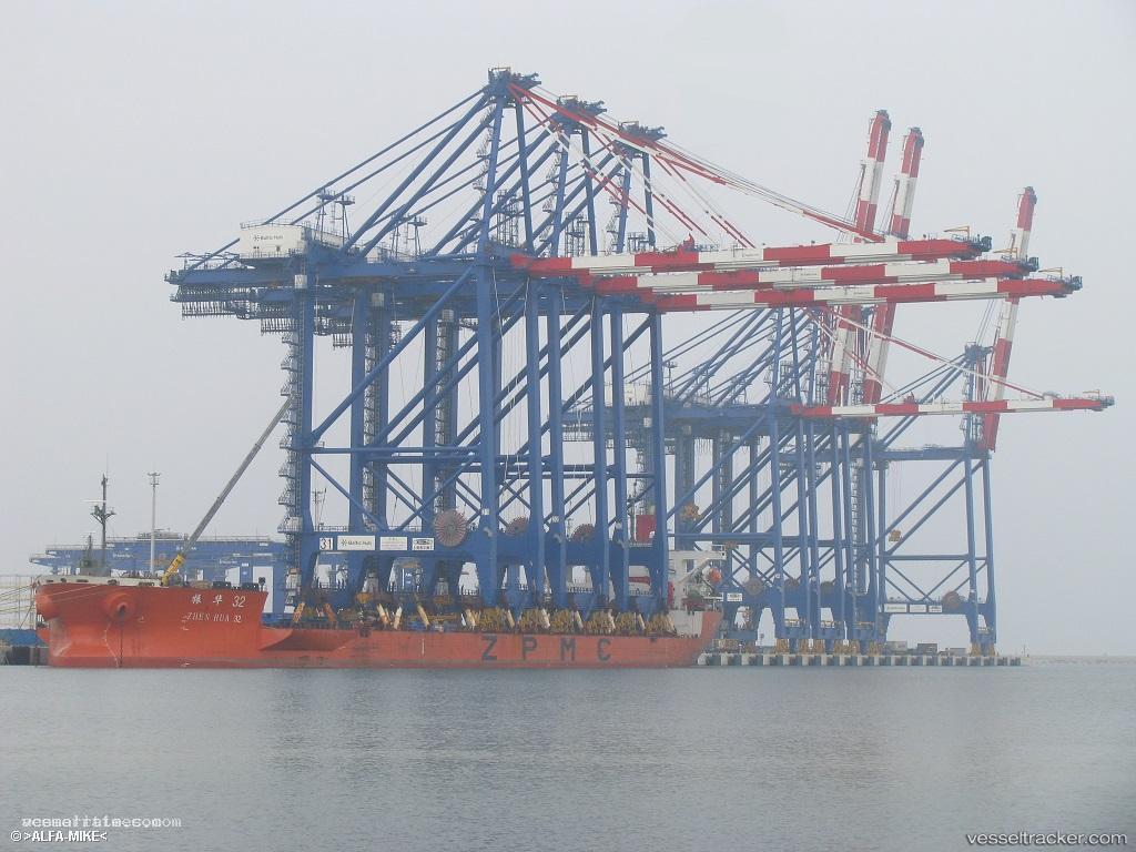 Zhen-Hua-32 - Heavy Load Carrier vessel registered in China