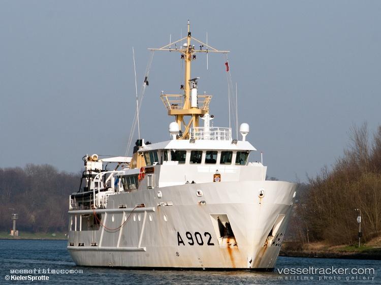 Van-Kinsbergen - Training Ship vessel registered in Netherlands