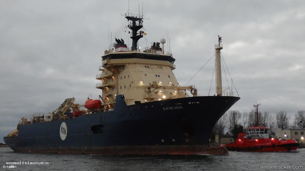 Ile-De-Sein - Cable Layer vessel registered in France