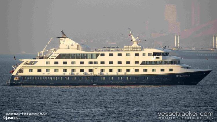 Santa-Cruz-Ii - Cruise Ship vessel registered in Ecuador
