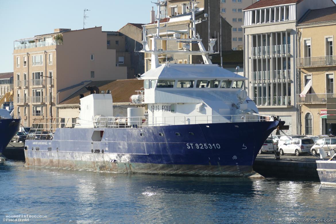 Fvjanvier-L.raphael - Fishing Vessel vessel registered in France
