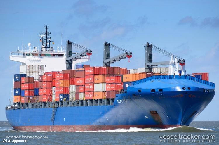Independent-Primero - Container Ship vessel registered in Portugal