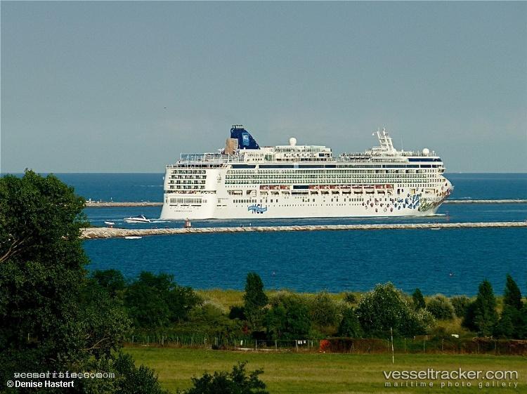 Norwegian-Gem - Cruise Ship vessel registered in Bahamas