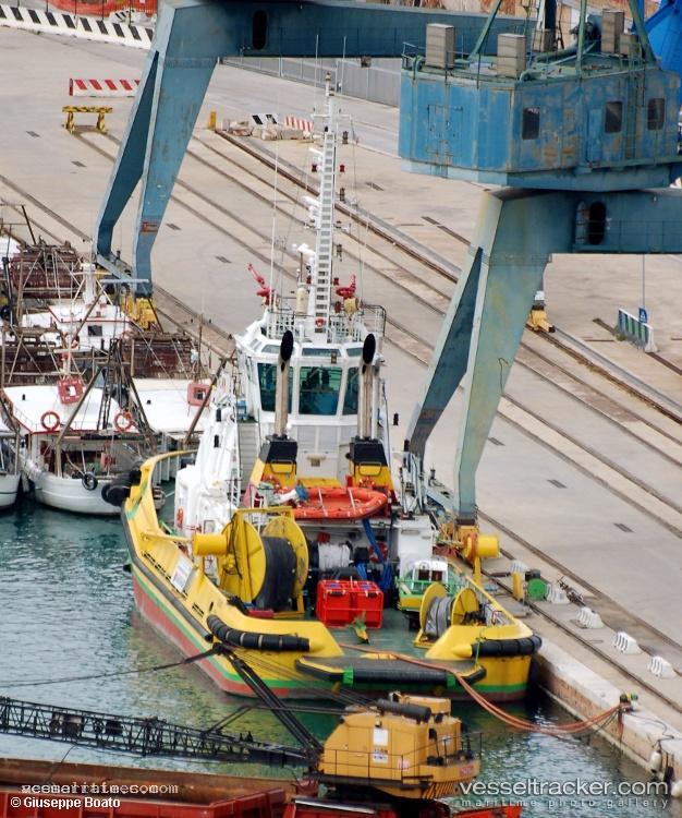 Esino - [tug.fire_fighting_tug] vessel registered in Italy