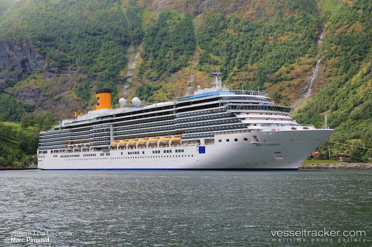 Carnival-Luminosa - Cruise Ship vessel registered in Bahamas