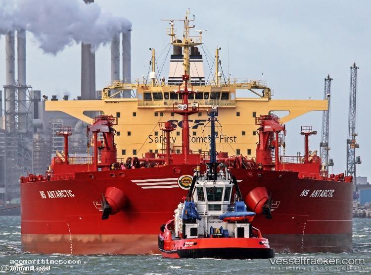 Antarktika - Crude Oil Tanker vessel registered in Russia