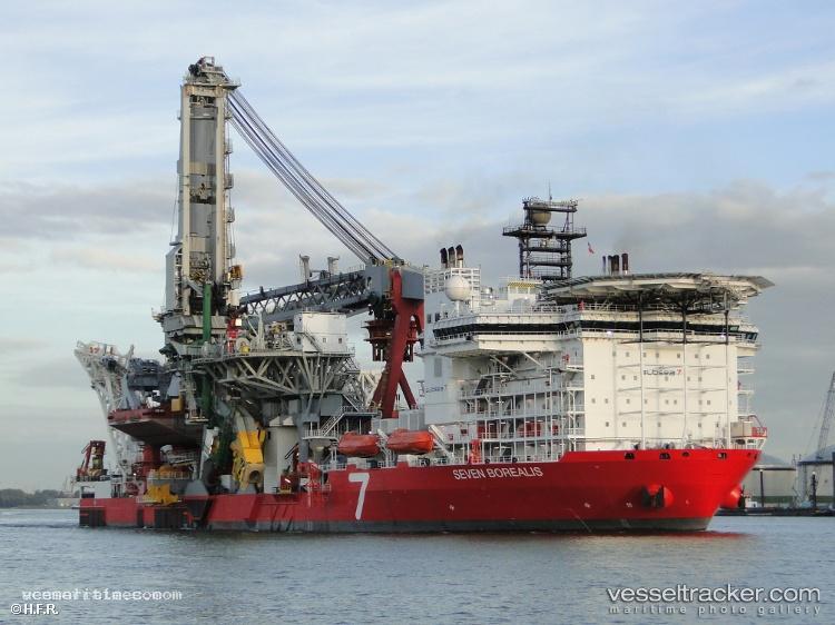 Seven-Borealis - Pipe Layer vessel registered in Bahamas
