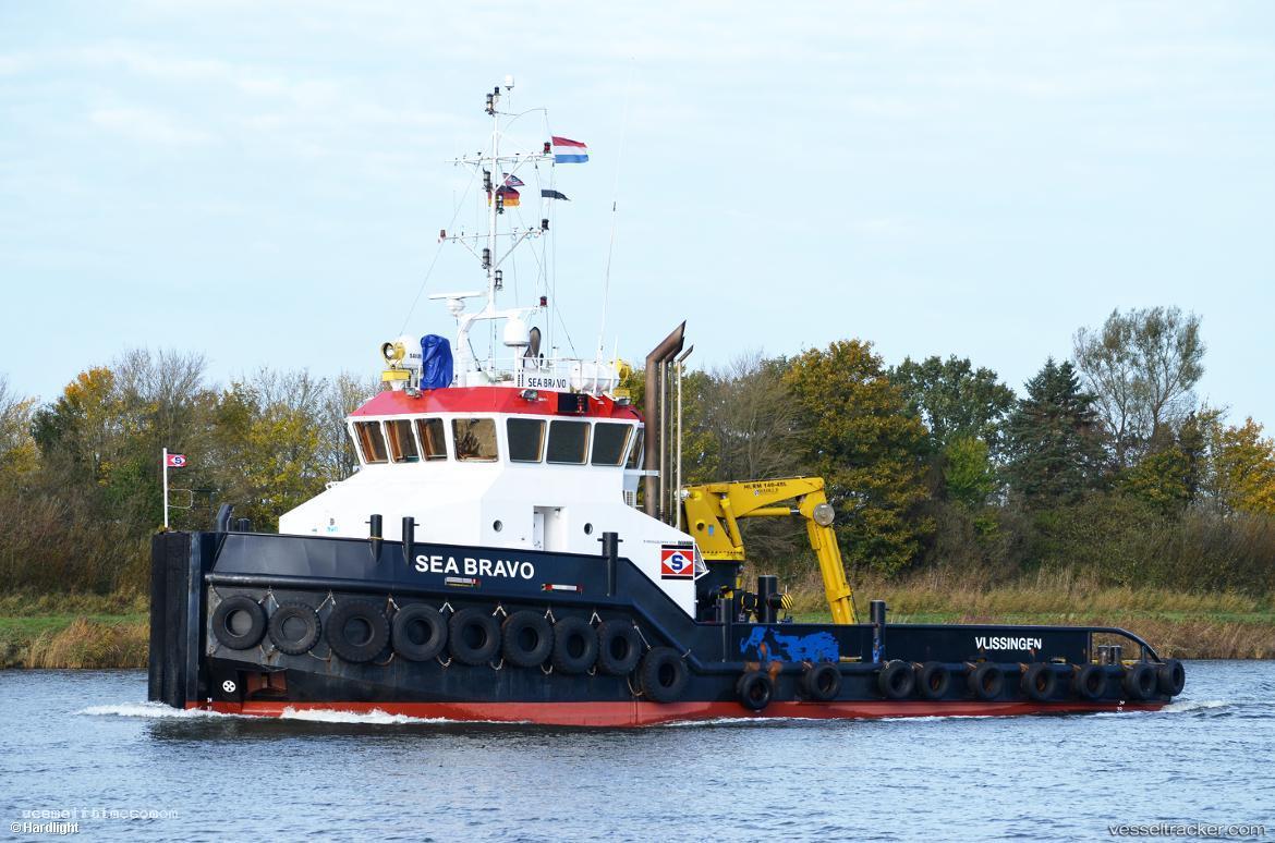 Till. - Tug vessel registered in Netherlands