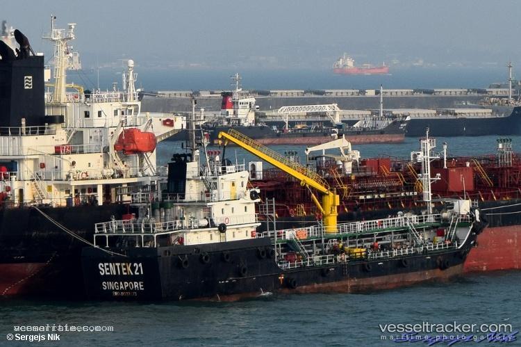 Merlion-21 - Bunkering Tanker vessel registered in Singapore