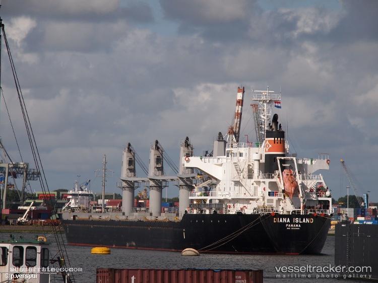 Wyuna - Cement Carrier vessel registered in Bahamas