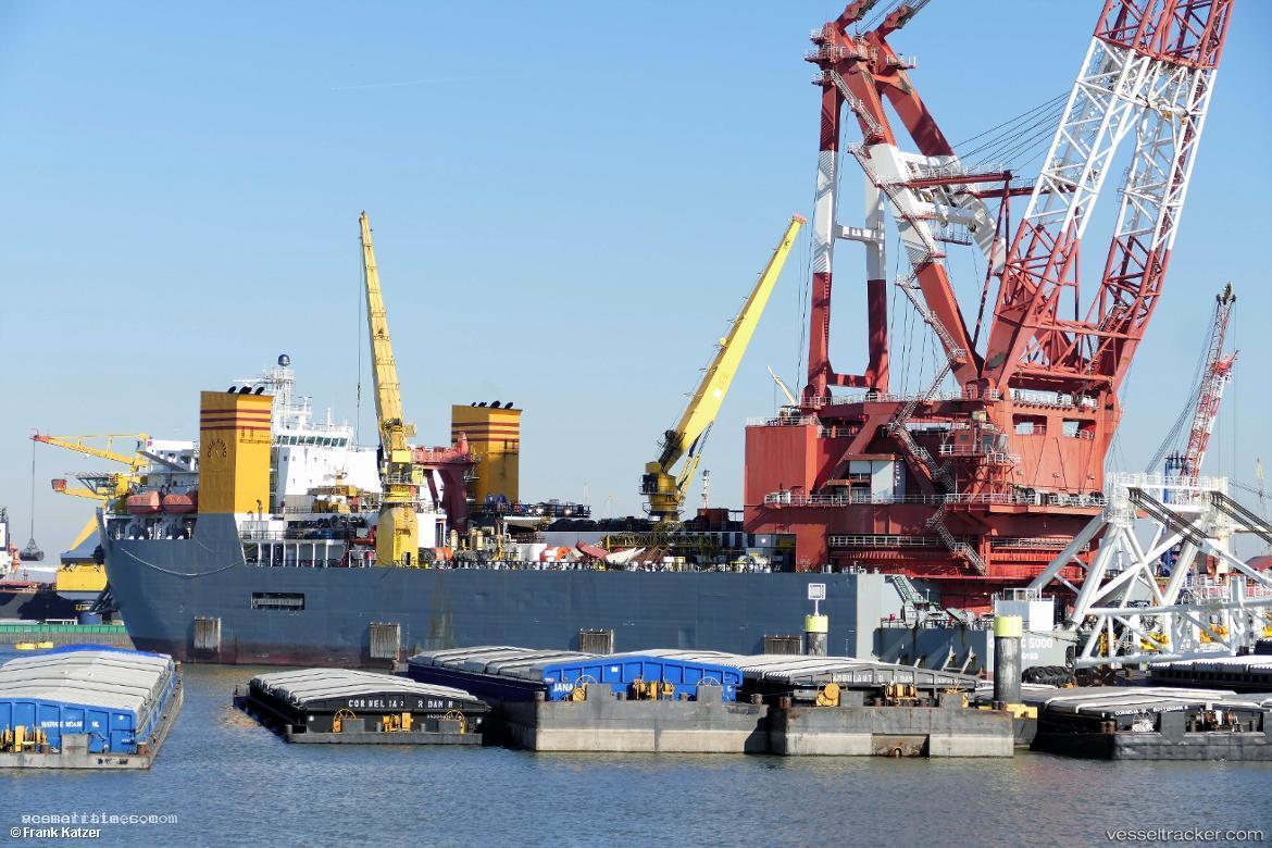 Oceanic-5000 - Crane Ship vessel registered in Saint Kitts and Nevis