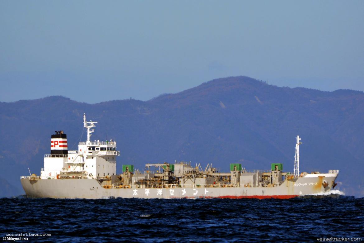 Pacific-Breeze - Cement Carrier vessel registered in Japan