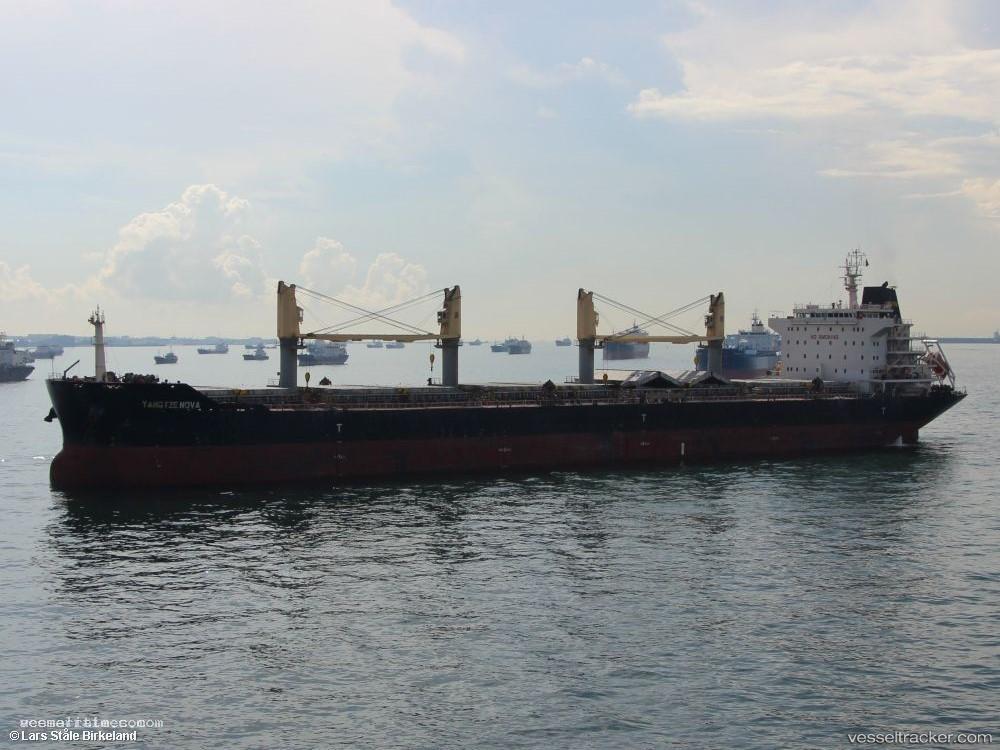 Yangtzenova - Bulk Carrier vessel registered in Marshall Islands