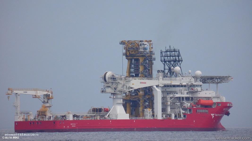 Deep-Star - Pipe Layer vessel registered in Bahamas