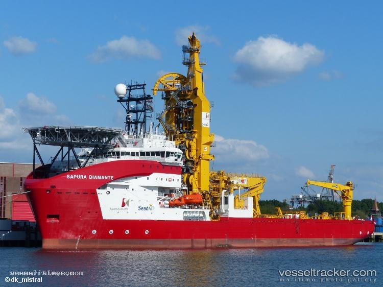 Sapura-Diamante - Pipe Layer vessel registered in Panama