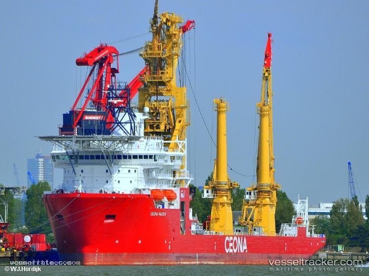 Jlv-Amazon - Pipe Layer vessel registered in Marshall Islands