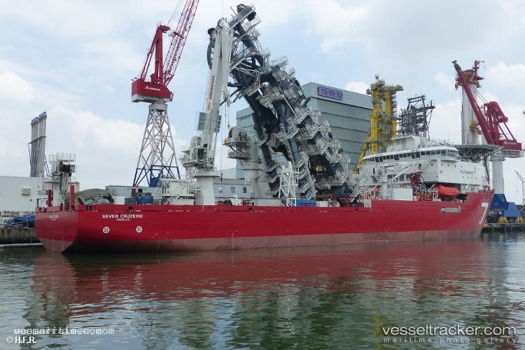 Seven-Cruzeiro - Pipe Layer vessel registered in United Kingdom