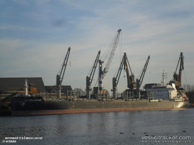 African-Logrunner - Bulk Carrier vessel registered in Bahamas