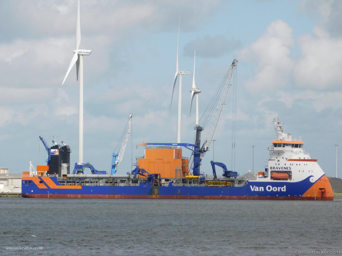 Bravenes - Pipe Burying Vessel vessel registered in Netherlands