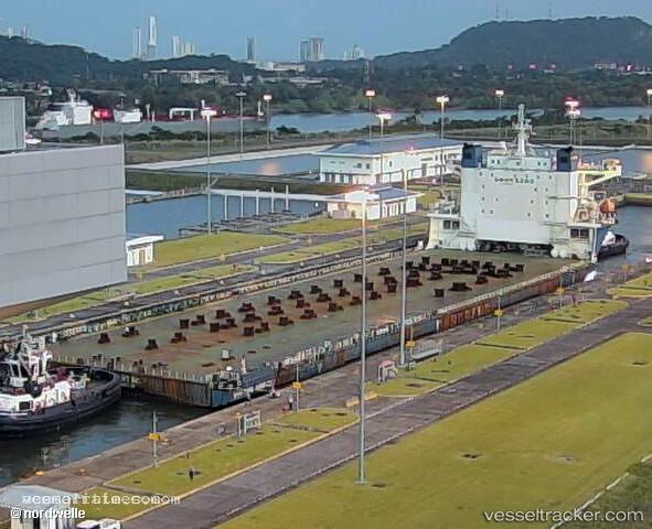 Dongbang-Giant-No.7 - Heavy Load Carrier vessel registered in Panama