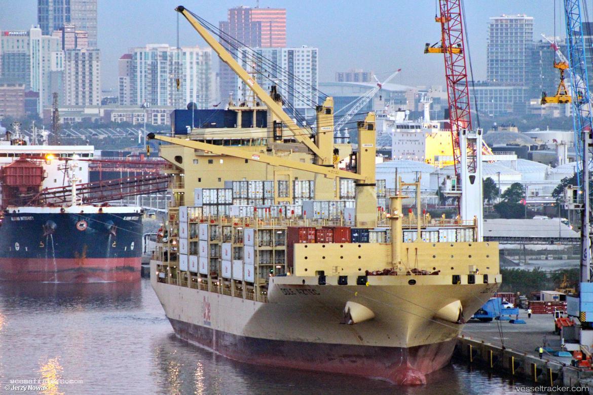 Dole-Aztec - Container Ship vessel registered in Bahamas