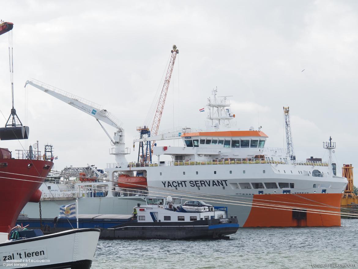 Yacht-Servant - Heavy Load Carrier vessel registered in Netherlands